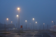 Brume matinale sur le parking de la gare