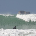 Le surfeur attend la vague