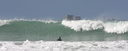Le surfeur attend la vague
