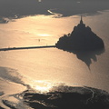 Le Mont Saint-Michel entouré d'eau