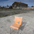 Chaise abandonnée sur le port