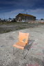 Chaise abandonnée sur le port