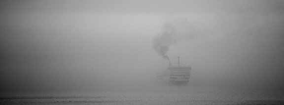 Ferry dans la brume matinale